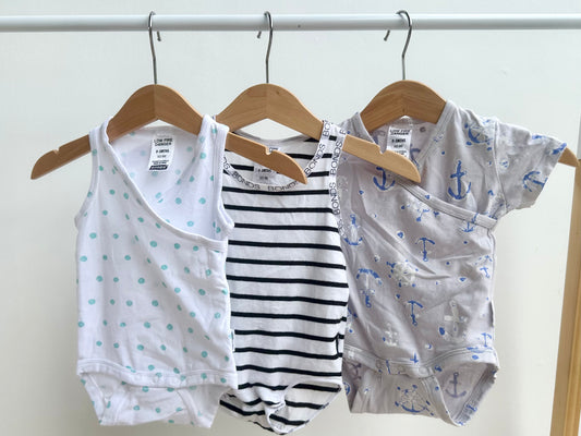 Bonds short sleeved onesie bundle - size 000