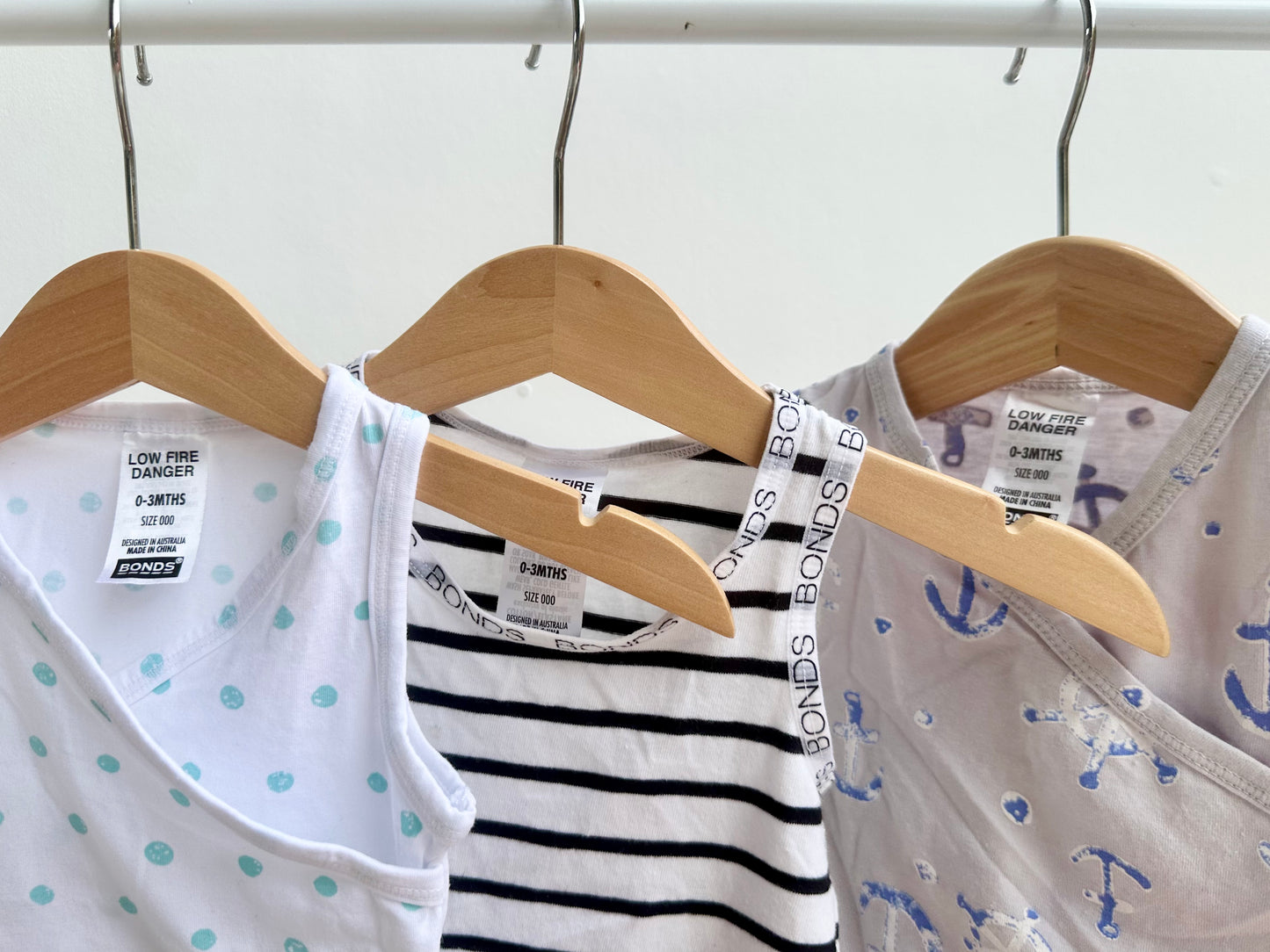 Bonds short sleeved onesie bundle - size 000