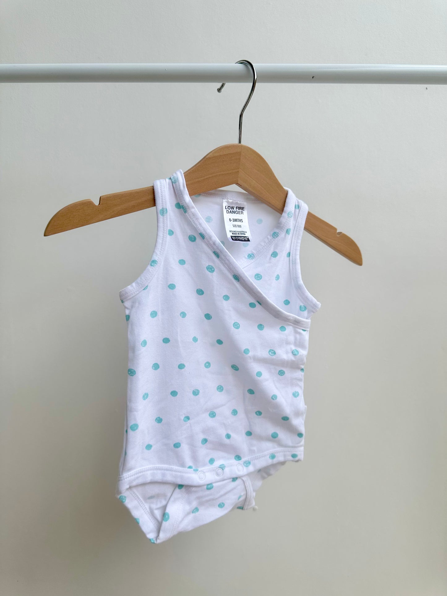 Bonds short sleeved onesie bundle - size 000
