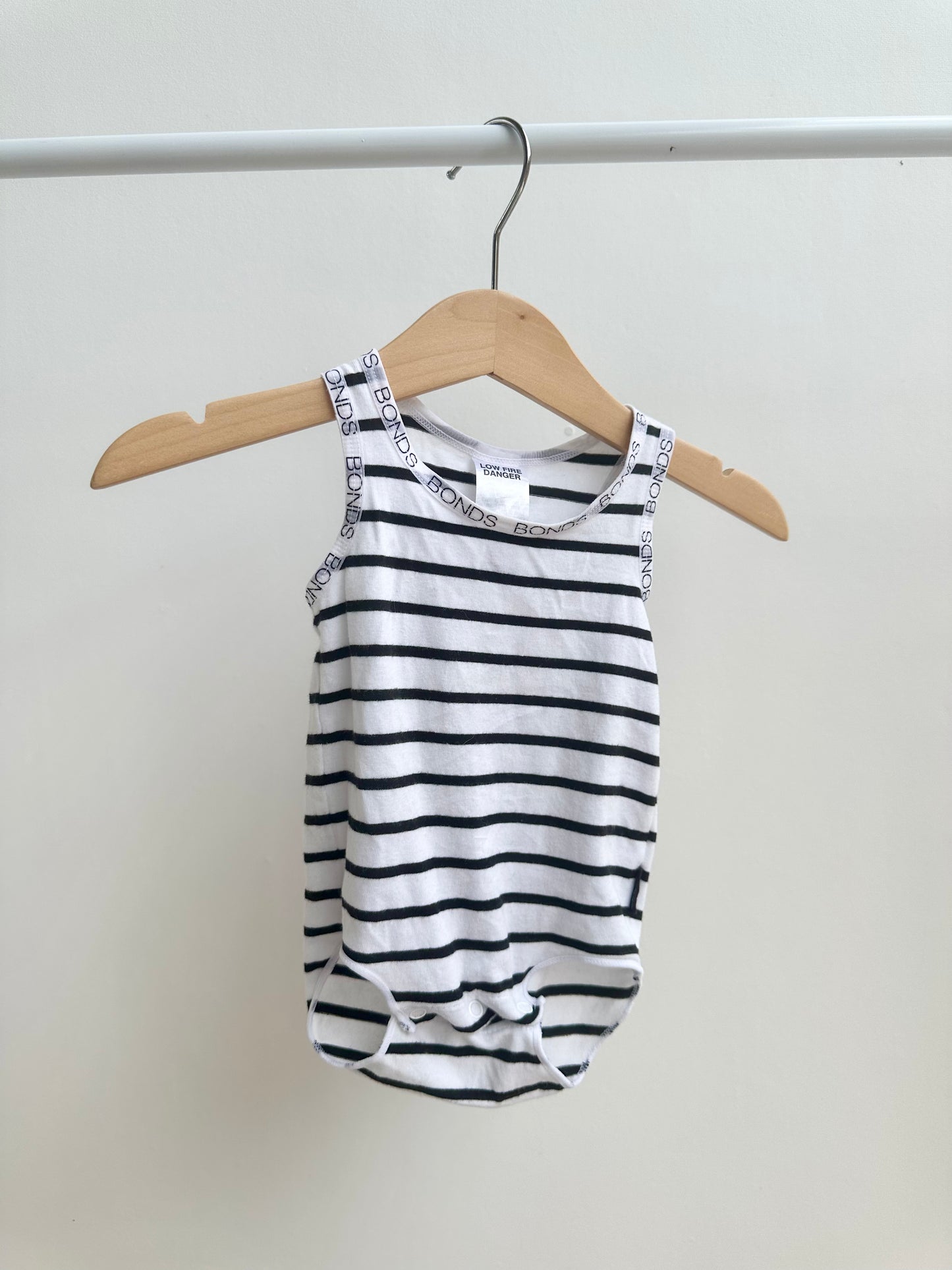 Bonds short sleeved onesie bundle - size 000