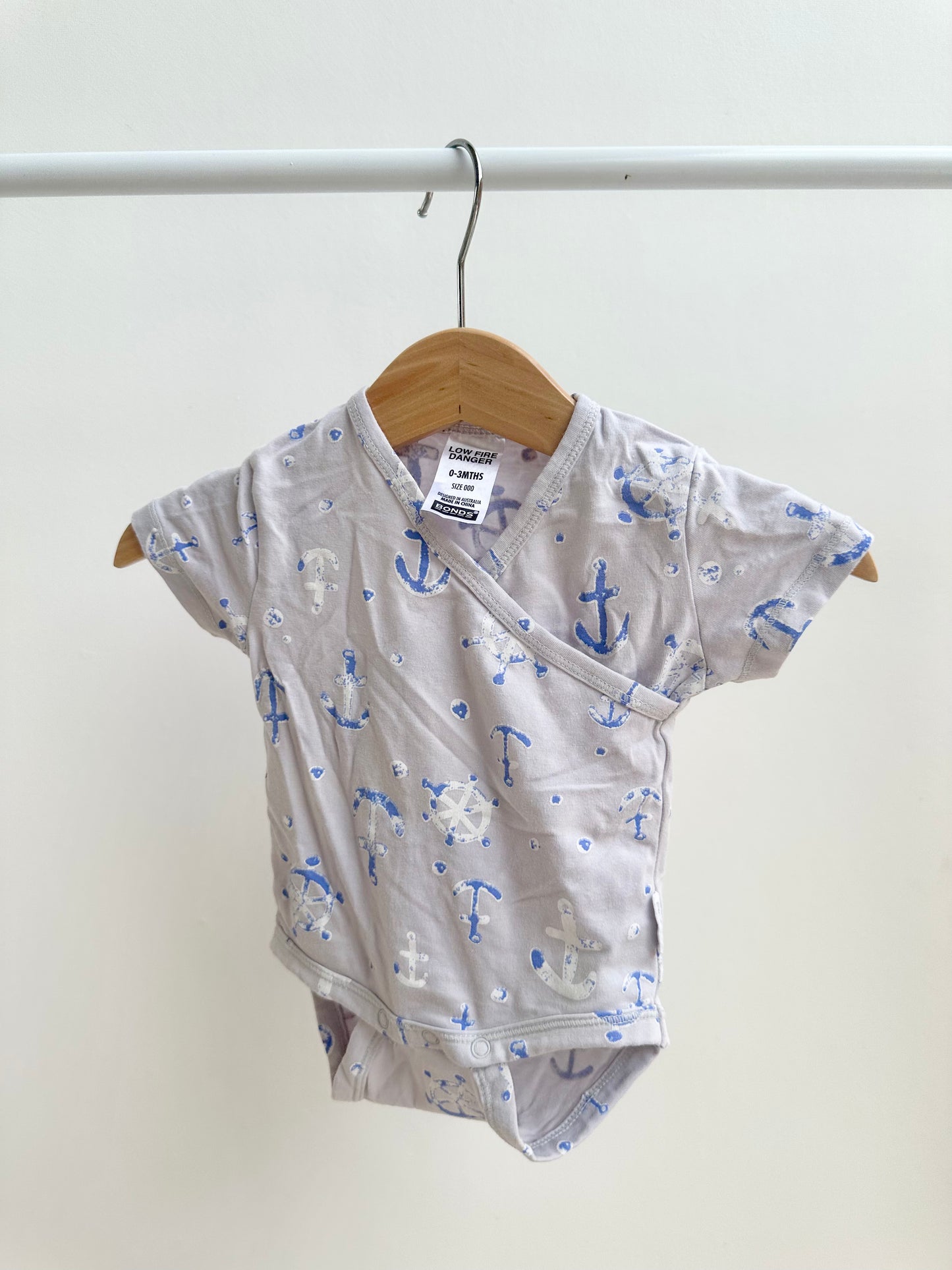 Bonds short sleeved onesie bundle - size 000