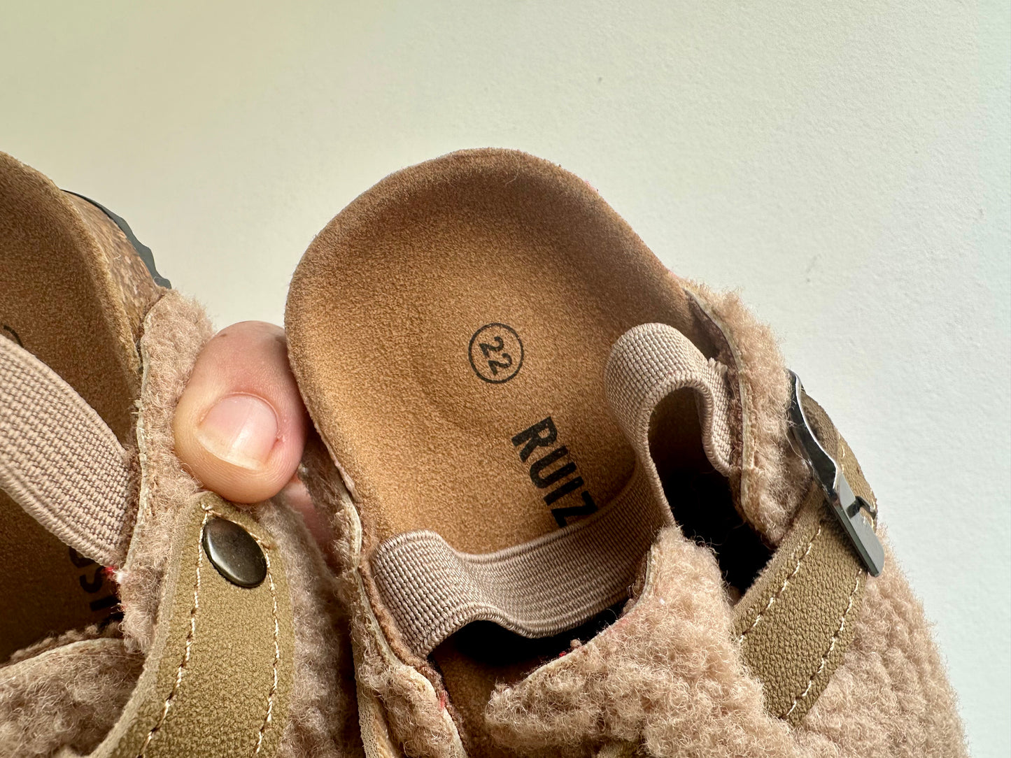 SHOES - Ruizustock slip ons - size 22