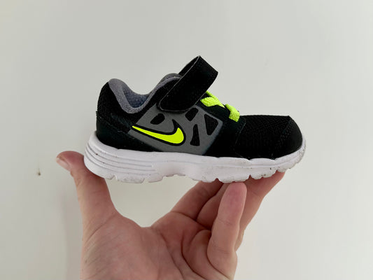SHOES - Nike sneakers - size 5