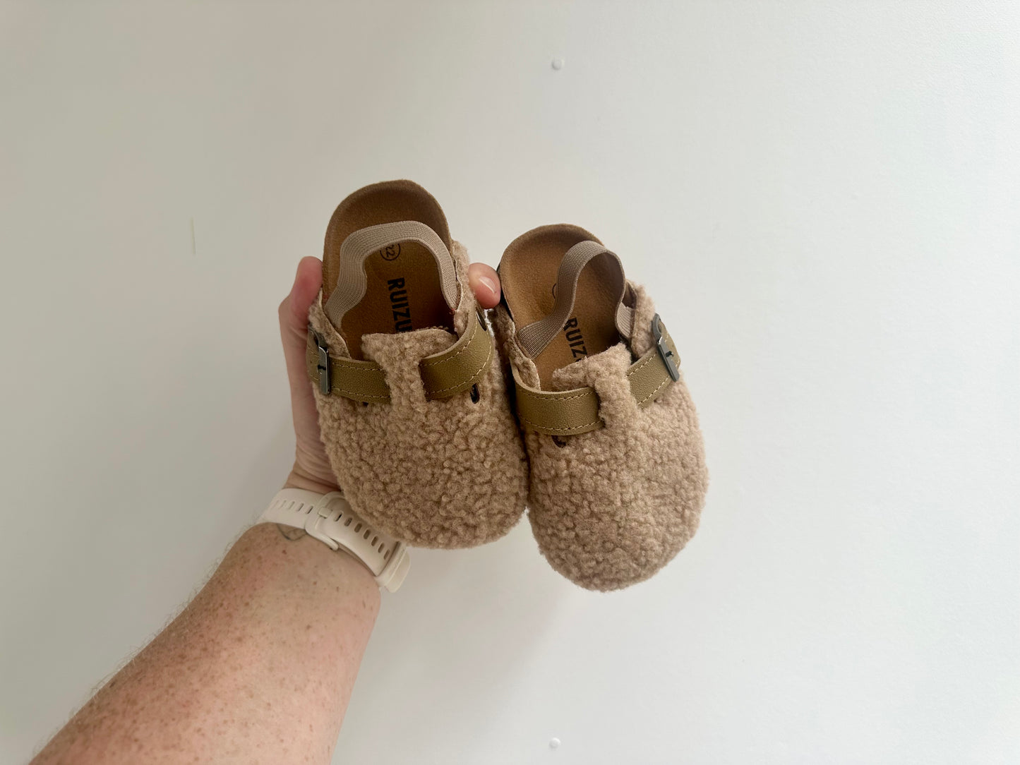 SHOES - Ruizustock slip ons - size 22