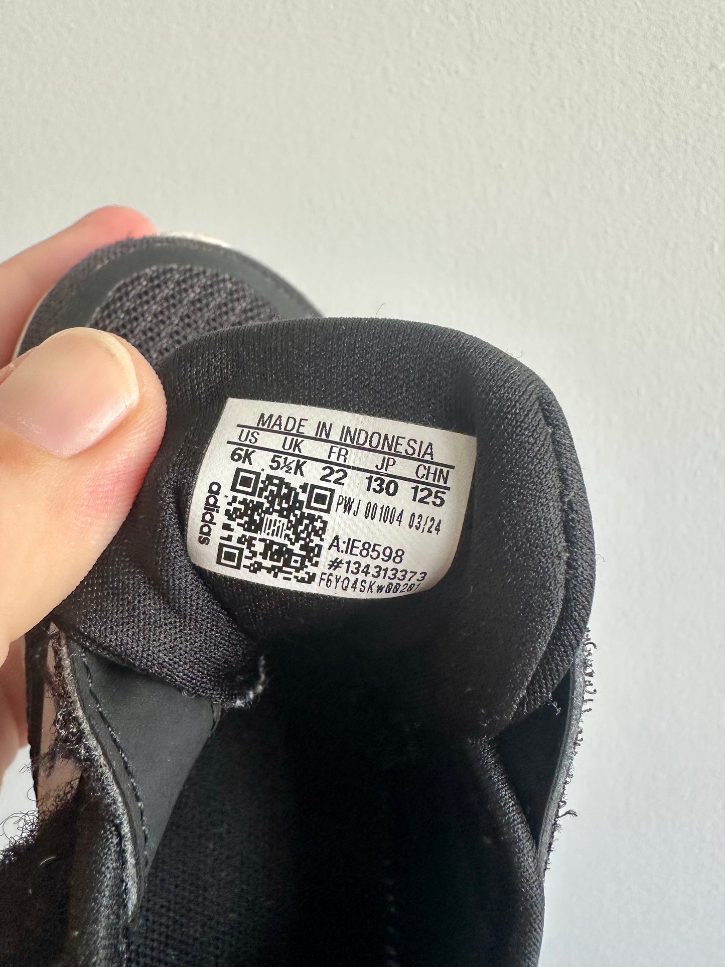 SHOES - Adidas sneakers - size 6c