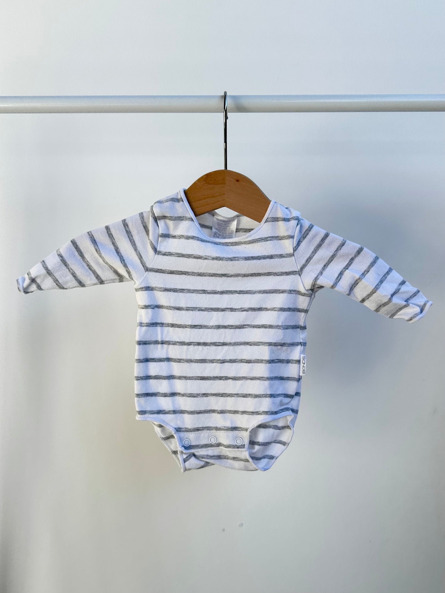 Bonds onesie bundle - size 0000