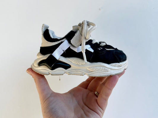 Black and white sneakers - size 23