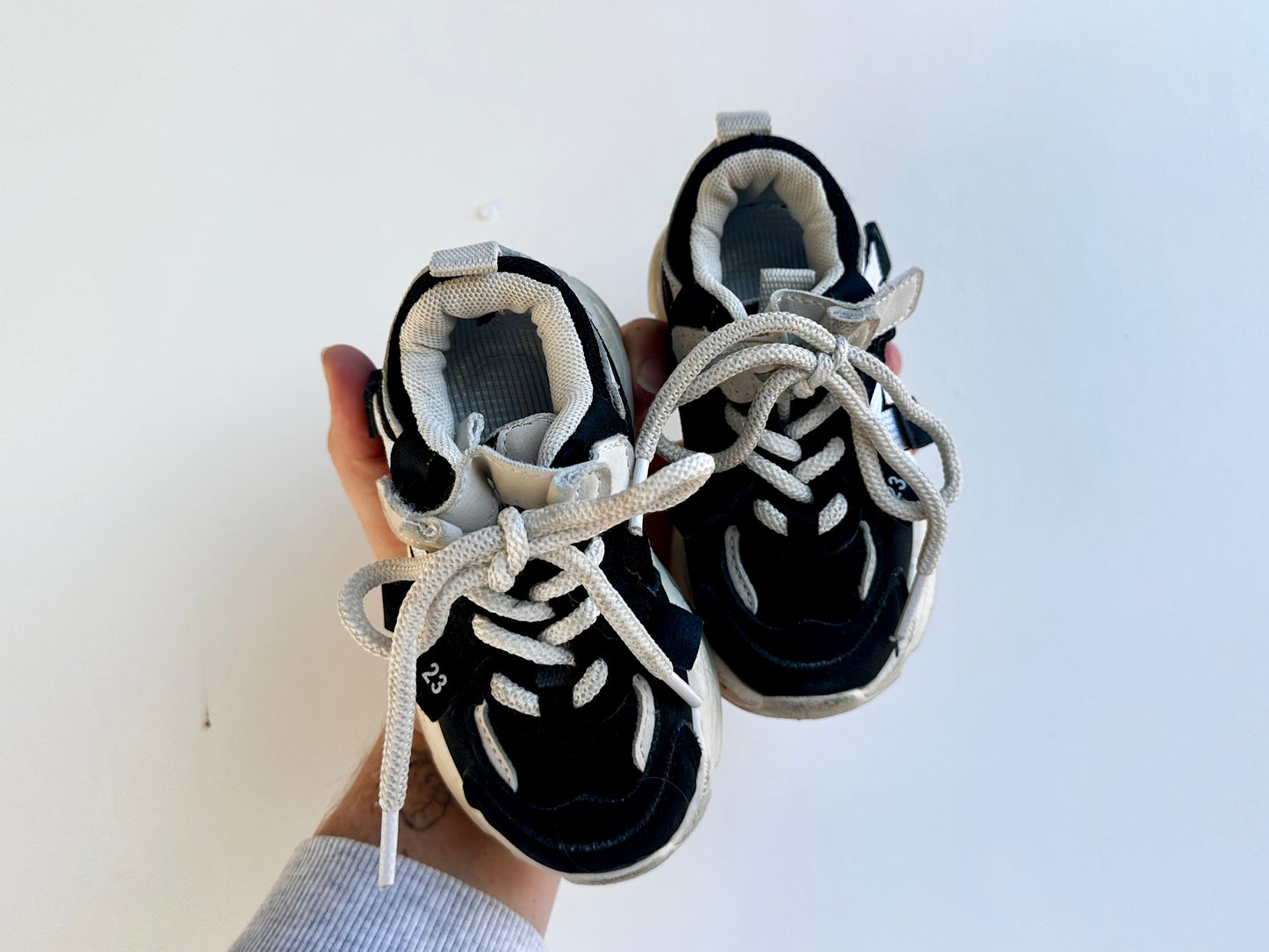 Black and white sneakers - size 23